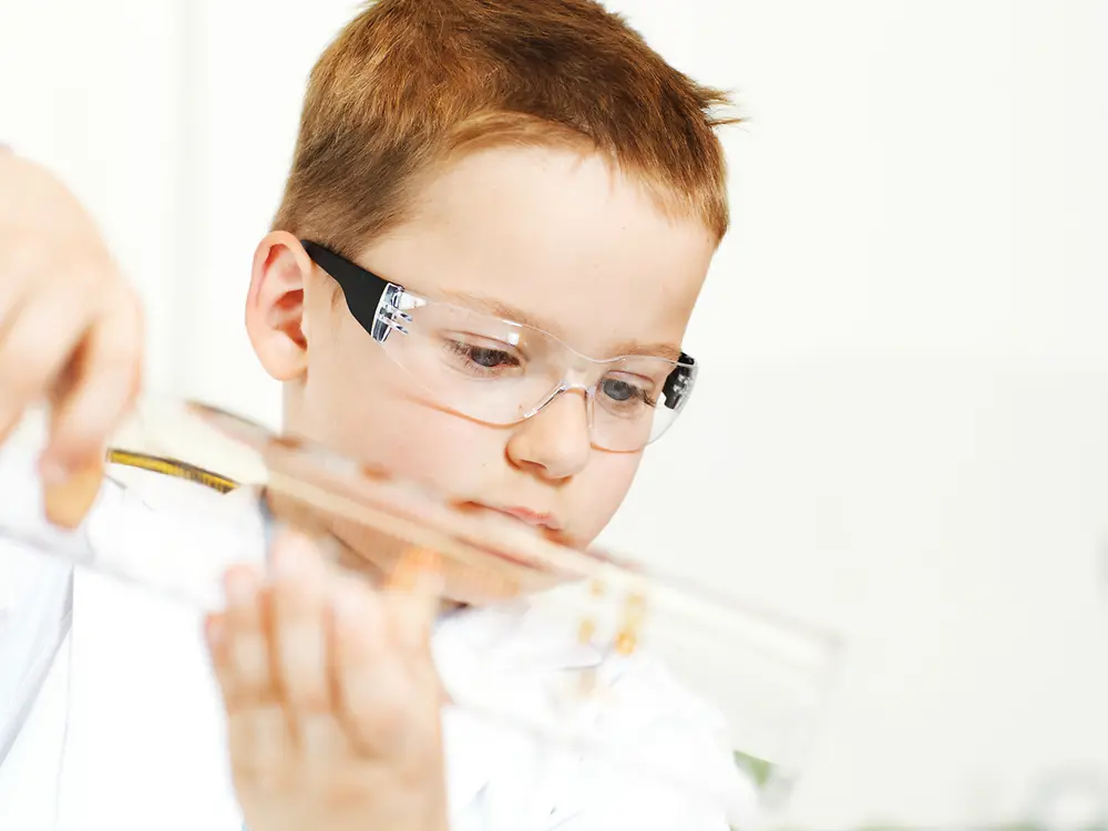 Boy experimenting in the Forschwelt.